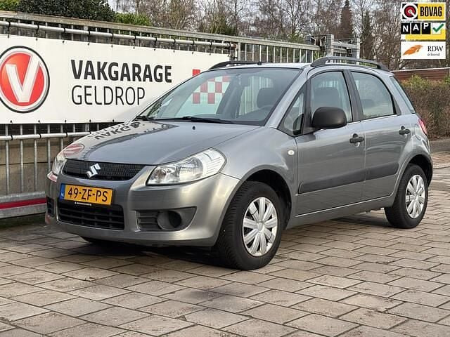 Grijs (metallic) Gebruikt 2008 Suzuki SX4 MPV | € 3.745 (Eerlijke prijs) - Afbeelding 1/4