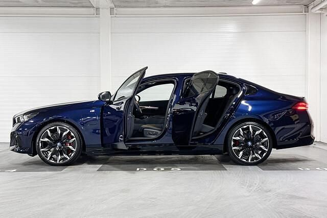 Occasion BMW 550e M Sport 489 PK (359 kW) 2025 Tansanitblau (donker blauw) Sedan