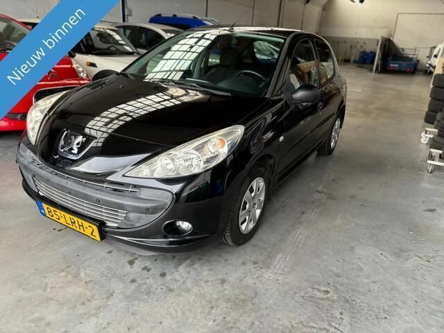 Zwart Gebruikt 2010 Peugeot 206+ Hatchback | € 2.849 (Goede deal) - Afbeelding 1/4