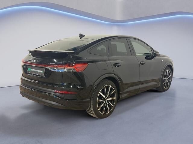 Zwart Gebruikt 2022 Audi Q4 Sportback e-tron Comfort SUV | € 29.944 (Goede deal) - Afbeelding 1/4