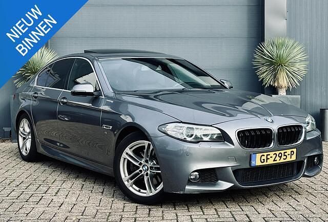 Grijs (metallic) Gebruikt 2015 BMW 520 Executive Sedan | € 15.450 - Afbeelding 1/4