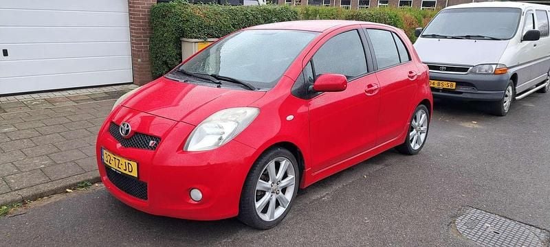 Rood Occasion 2007 Toyota Yaris Hatchback | € 3.950 (Goede deal) - Afbeelding 1/4