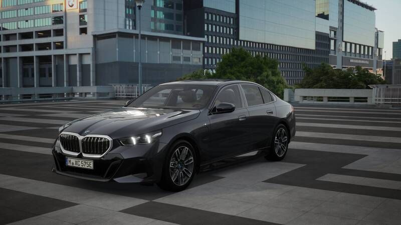 Grijs Nieuw 2025 BMW 530e M Sport Sedan | € 86.093 (Duur) - Afbeelding 1/4