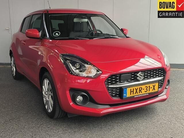 Rood Gebruikt 2024 Suzuki Swift Hatchback | € 18.950 (Eerlijke prijs) - Afbeelding 1/4