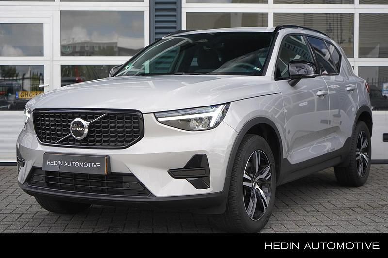 Grijs, metallic lak Gebruikt 2024 Volvo XC40 Plus SUV | € 43.995 (Eerlijke prijs) - Afbeelding 1/4