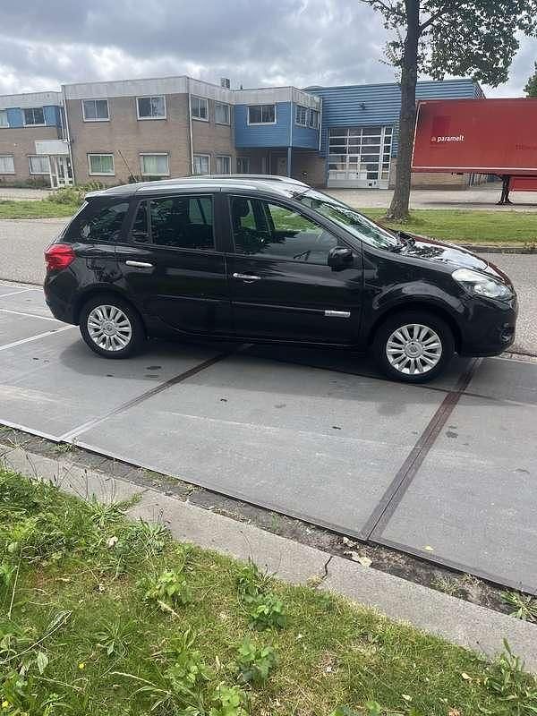 Zwart Gebruikt 2010 Renault Clio GrandTour Collection Stationwagen | € 4.250 (Eerlijke prijs) - Afbeelding 1/4