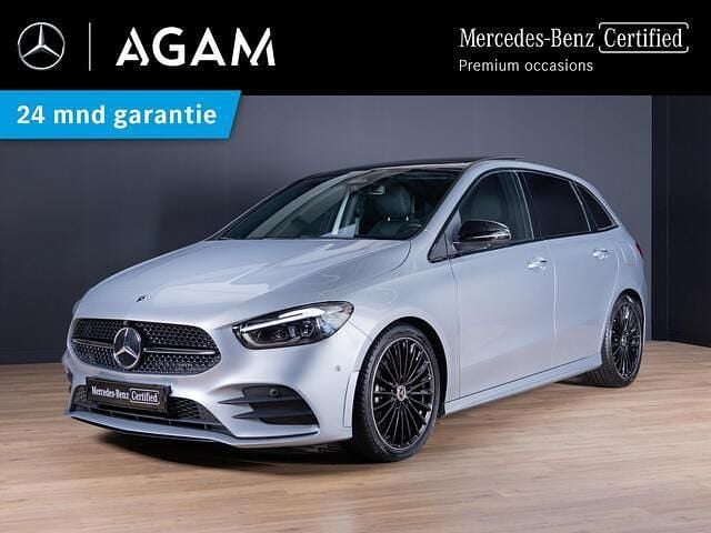 Grijs, metallic lak Occasion 2024 Mercedes B180 AMG line MPV | € 39.950 (Eerlijke prijs) - Afbeelding 1/4