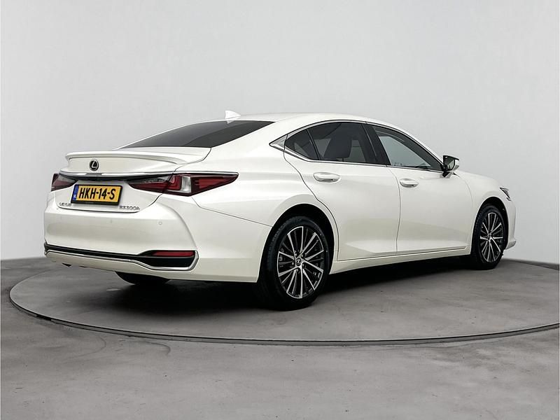 Occasion Lexus ES300H Business Edition 218 PK (160 kW) 2024 Sonic white (wit metallic) Sedan