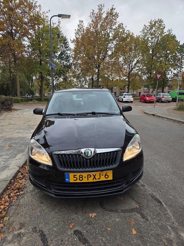 Zwart (metallic) Gebruikt 2011 Skoda Fabia Hatchback | € 3.599 - Afbeelding 1/4