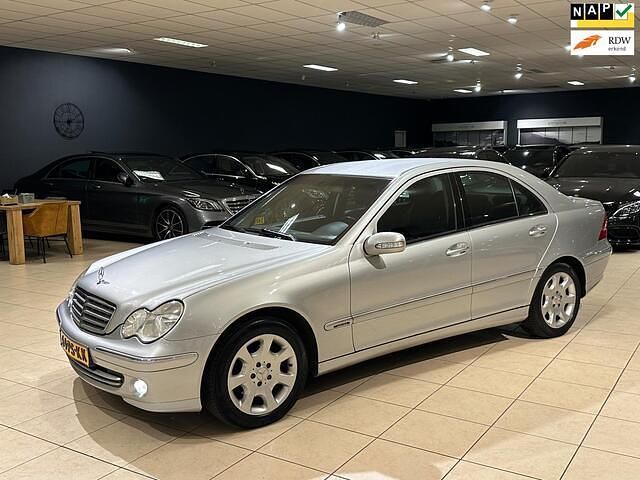 Grijs (metallic) Occasion 2004 Mercedes C200 Elegance Sedan | € 4.950 (Iets duurder) - Afbeelding 1/4