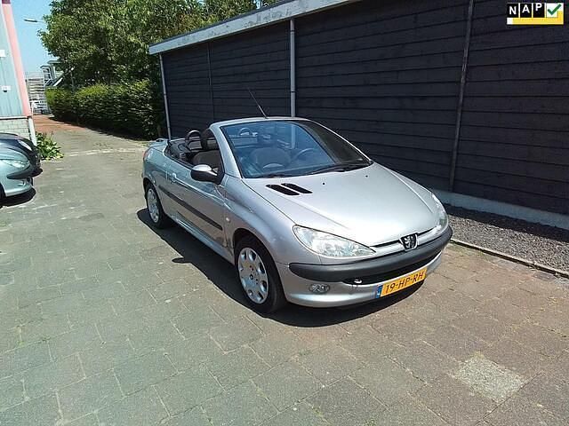 Grijs Gebruikt 2001 Peugeot 206 CC Cabriolet | € 3.489 (Iets duurder) - Afbeelding 1/4