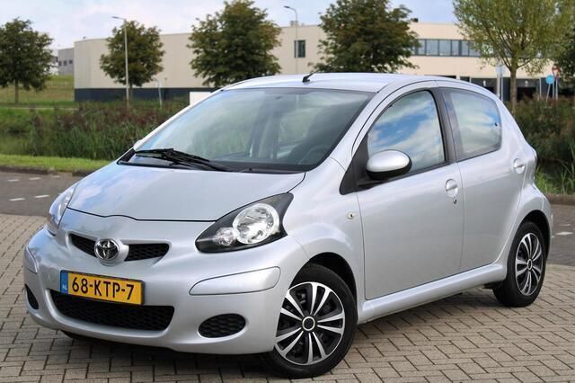 Grijs Gebruikt 2010 Toyota Aygo Comfort Hatchback | € 5.999 (Eerlijke prijs) - Afbeelding 1/4