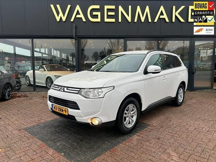 Wit (metallic) Occasion 2013 Mitsubishi Outlander Intense SUV | € 8.450 (Eerlijke prijs) - Afbeelding 1/4
