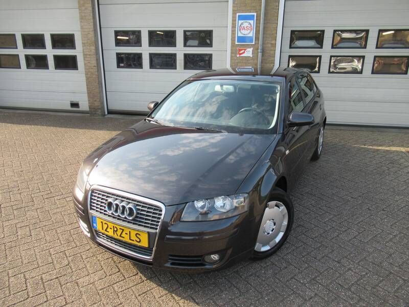 Grijs Gebruikt 2005 Audi A3 Attraction Hatchback | € 2.950 (Eerlijke prijs) - Afbeelding 1/4