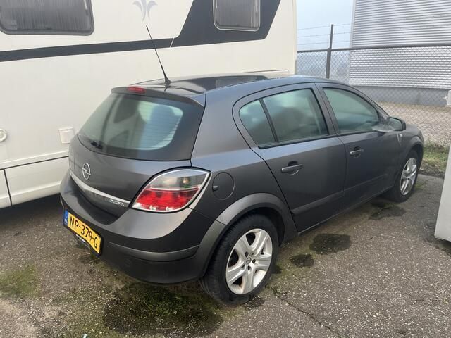 Grijs Gebruikt 2009 Opel Astra Business Hatchback | € 1.950 (Goede deal) - Afbeelding 1/4