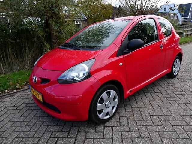 Rood Gebruikt 2005 Toyota Aygo Hatchback | € 1.745 (Eerlijke prijs) - Afbeelding 1/4