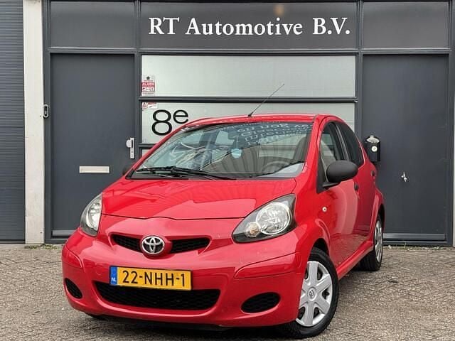 Rood Gebruikt 2010 Toyota Aygo Hatchback | € 3.950 (Eerlijke prijs) - Afbeelding 1/4