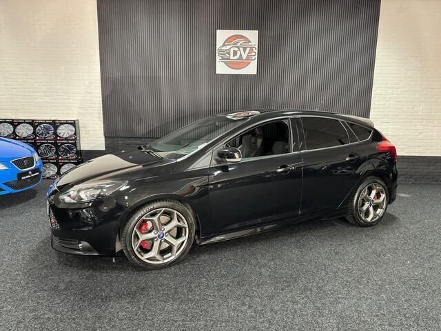 Zwart Gebruikt 2013 Ford Focus ST Hatchback | € 13.945 (Eerlijke prijs) - Afbeelding 1/4