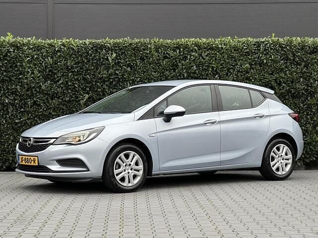 Grijs Gebruikt 2016 Opel Astra Edition Hatchback | € 5.950 (Goede deal) - Afbeelding 1/4