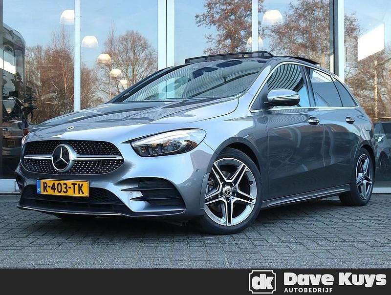 Grijs Occasion 2022 Mercedes B180 AMG line MPV | € 31.950 (Iets duurder) - Afbeelding 1/4