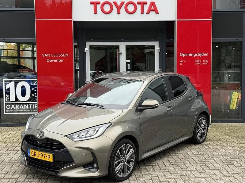 Groen Gebruikt 2024 Toyota Yaris Hybrid Executive Hatchback | € 28.900 (Eerlijke prijs) - Afbeelding 1/4