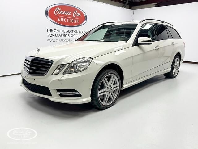 Wit Occasion 2010 Mercedes E500 Avantgarde Stationwagen | € 25.000 - Afbeelding 1/4