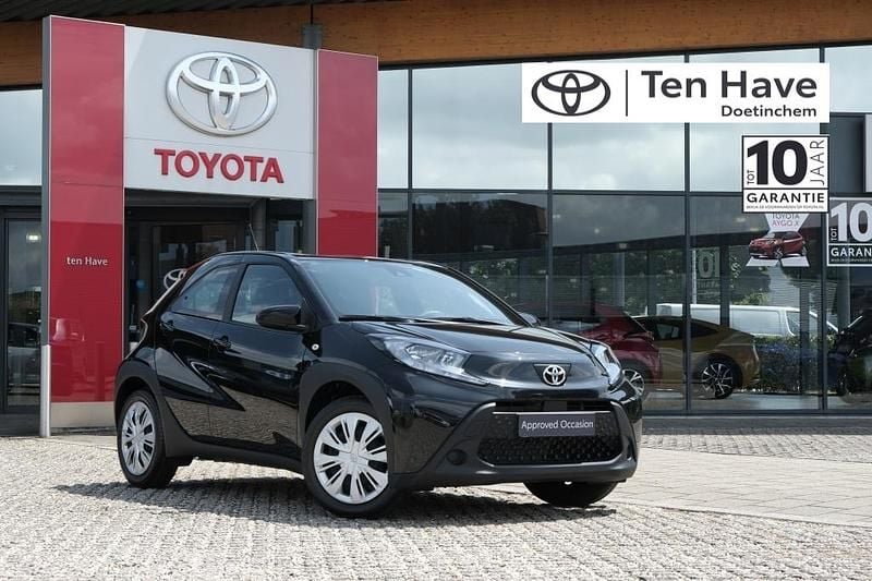 Zwart Gebruikt 2024 Toyota Aygo Play Hatchback | € 16.900 (Goede deal) - Afbeelding 1/4