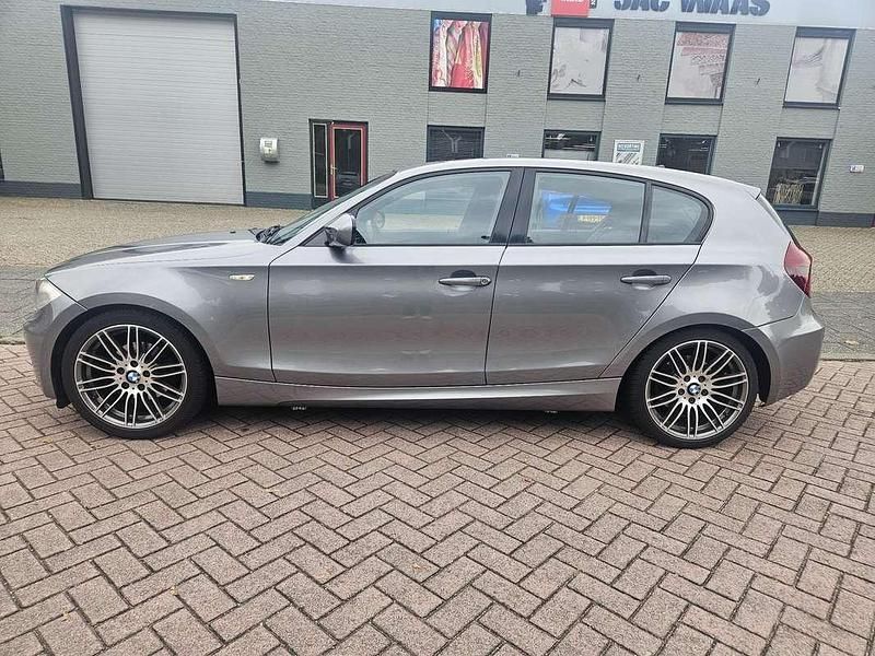 Grijs Gebruikt 2011 BMW 118 Hatchback | € 4.000 (Eerlijke prijs) - Afbeelding 1/4