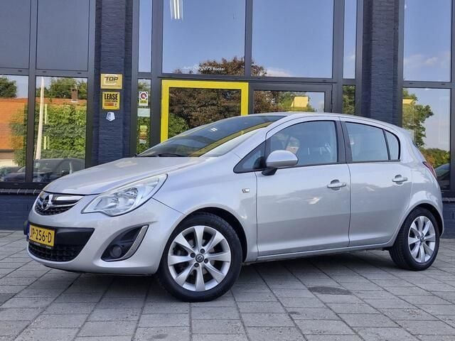 Grijs, metallic lak Gebruikt 2012 Opel Corsa Edition Hatchback | € 3.450 (Eerlijke prijs) - Afbeelding 1/4
