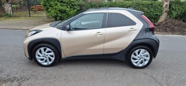 Bruin Gebruikt 2022 Toyota Aygo Hatchback | € 16.750 (Goede deal) - Afbeelding 1/4