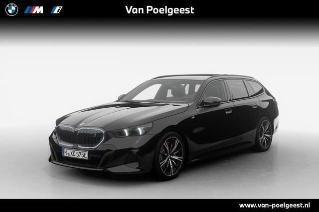 Saphirschwarz metallic (zwart metallic) Nieuw 2025 BMW i5 M Sport Sedan | € 96.856 - Afbeelding 1/4