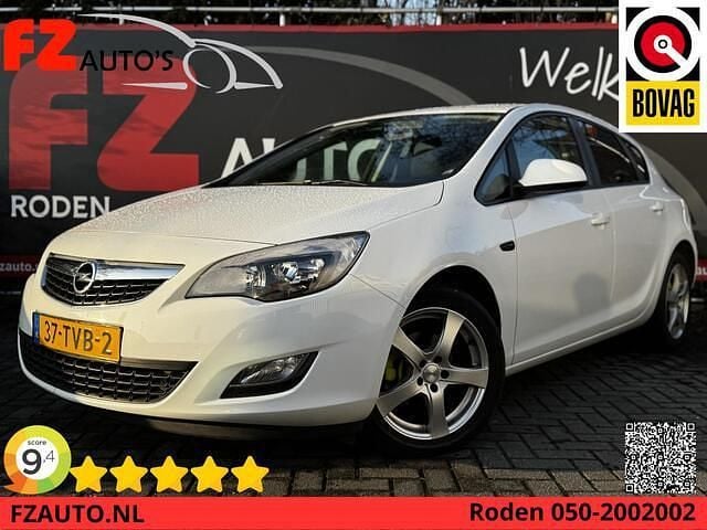 Wit Occasion 2012 Opel Astra Business Edition Hatchback | € 3.945 (Eerlijke prijs) - Afbeelding 1/4