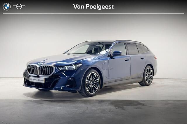 Phytonicblau metallic (blauw metallic) Gebruikt 2025 BMW 530e M Sport Stationwagen | € 66.900 - Afbeelding 1/4