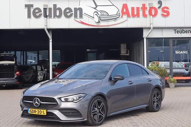 Grijs Gebruikt 2020 Mercedes CLA250 Premium Plus Sedan | € 28.895 - Afbeelding 1/4