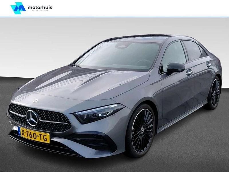 Grijs (metallic) Gebruikt 2024 Mercedes A180 AMG line Sedan | € 35.970 - Afbeelding 1/4