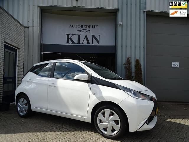 Wit Gebruikt 2015 Toyota Aygo X-play Hatchback | € 5.650 (Eerlijke prijs) - Afbeelding 1/4