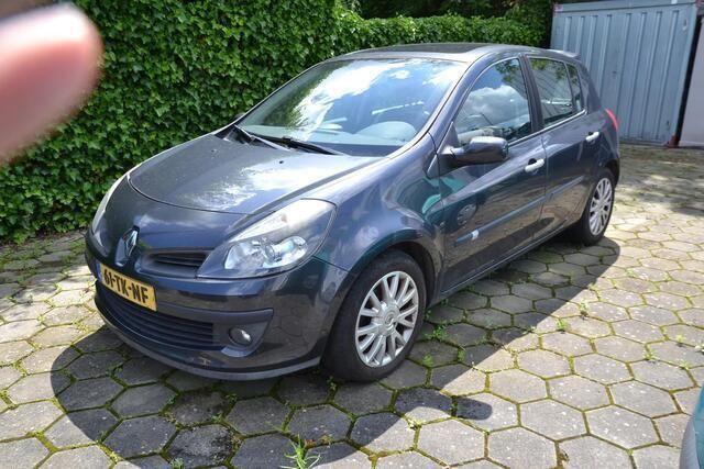 Grijs, metallic lak Gebruikt 2006 Renault Clio II Exception Hatchback | € 1.950 (Goede deal) - Afbeelding 1/4