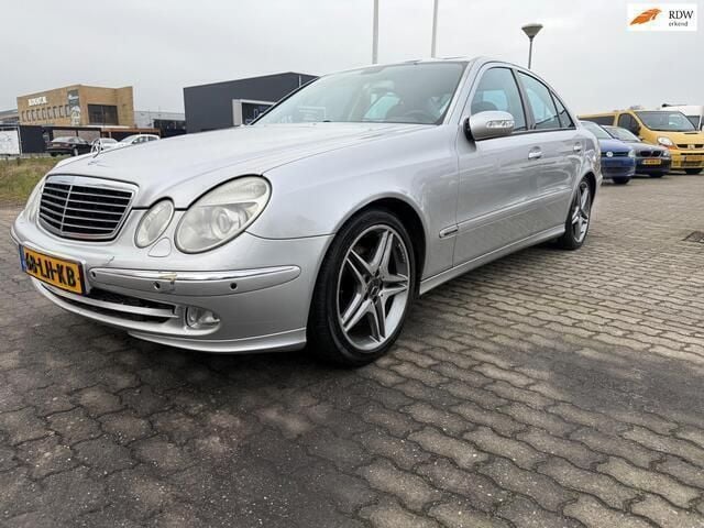 Grijs Gebruikt 2003 Mercedes E320 Avantgarde Sedan | € 2.850 (Eerlijke prijs) - Afbeelding 1/4