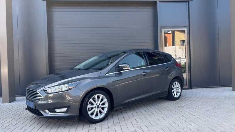 Grijs Gebruikt 2016 Ford Focus Titanium Hatchback | € 8.500 (Eerlijke prijs) - Afbeelding 1/4