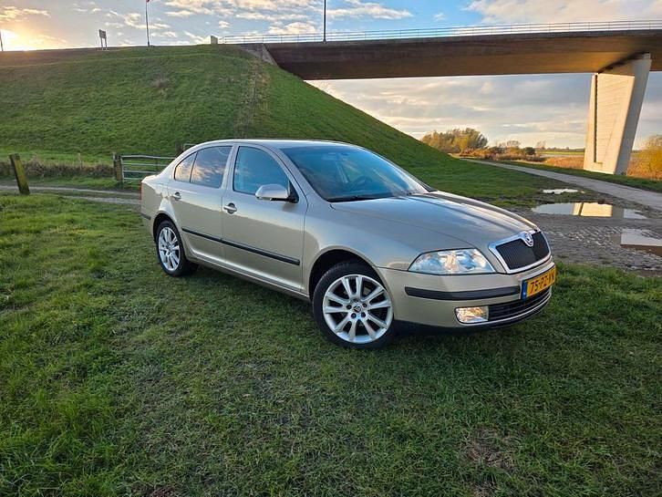 Beige (metallic) Occasion 2005 Skoda Octavia Elegance Hatchback | € 2.750 (Eerlijke prijs) - Afbeelding 1/4