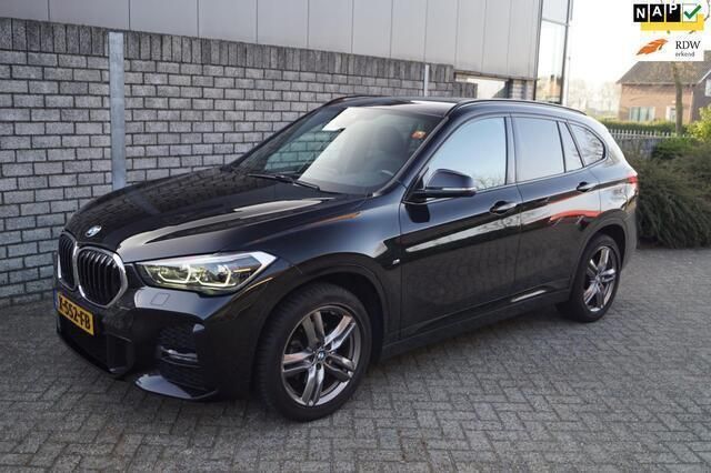 Zwart, metallic lak Gebruikt 2021 BMW X1 Executive SUV | € 28.350 (Eerlijke prijs) - Afbeelding 1/4