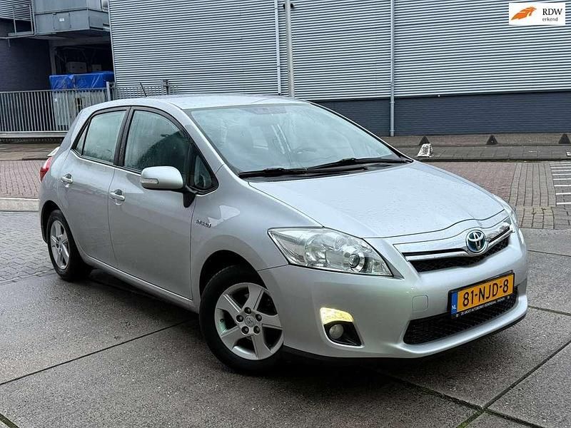 Grijs (metallic) Gebruikt 2010 Toyota Auris Hybrid Hatchback | € 9.599 (Eerlijke prijs) - Afbeelding 1/4
