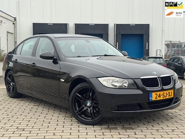 Zwart (metallic) Occasion 2006 BMW 320 Executive Sedan | € 995 (Goede deal) - Afbeelding 1/4