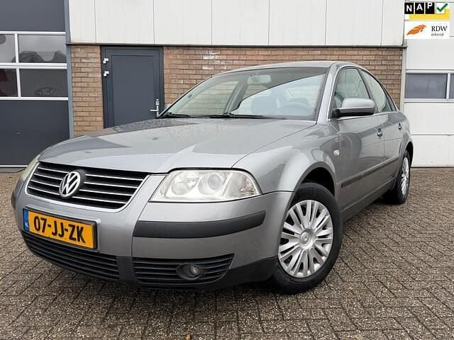 Grijs Occasion 2002 VW Passat Comfortline Sedan | € 1.650 (Iets duurder) - Afbeelding 1/4