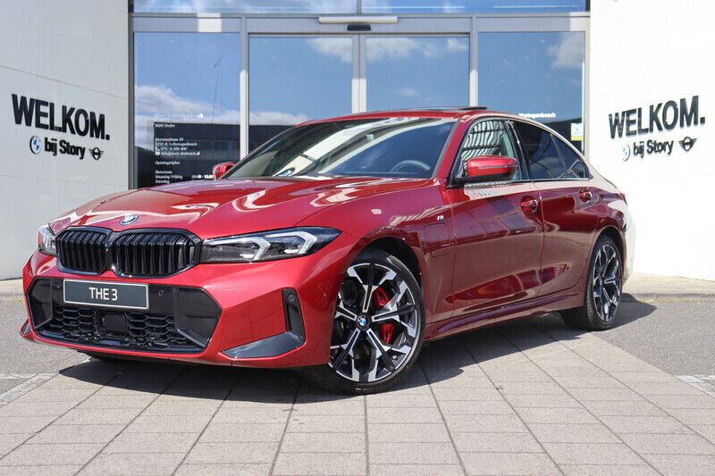 Rood Gebruikt 2024 BMW 330e Executive Sedan | € 72.404 (Eerlijke prijs) - Afbeelding 1/4