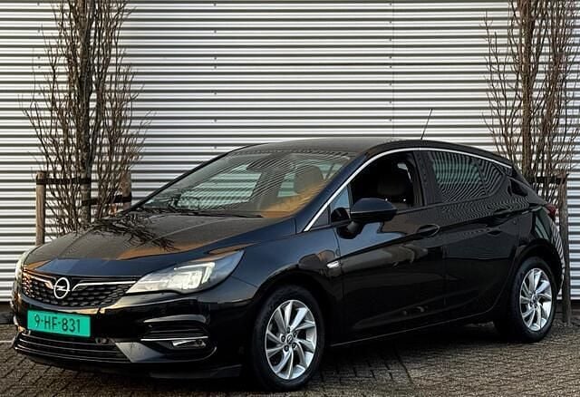 Zwart (metallic) Occasion 2019 Opel Astra Elegance Hatchback | € 9.999 (Super prijs) - Afbeelding 1/4