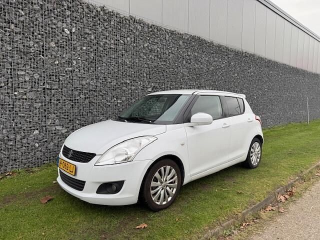 Wit (metallic) Gebruikt 2013 Suzuki Swift Hatchback | € 5.995 (Goede deal) - Afbeelding 1/4