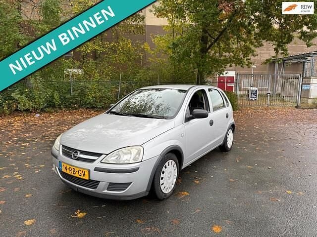 Grijs Gebruikt 2005 Opel Corsa Essentia Hatchback | € 899 (Goede deal) - Afbeelding 1/4