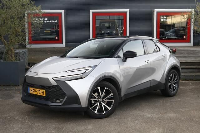 Grijs (metallic) Gebruikt 2025 Toyota C-HR Edition SUV | € 34.950 - Afbeelding 1/4