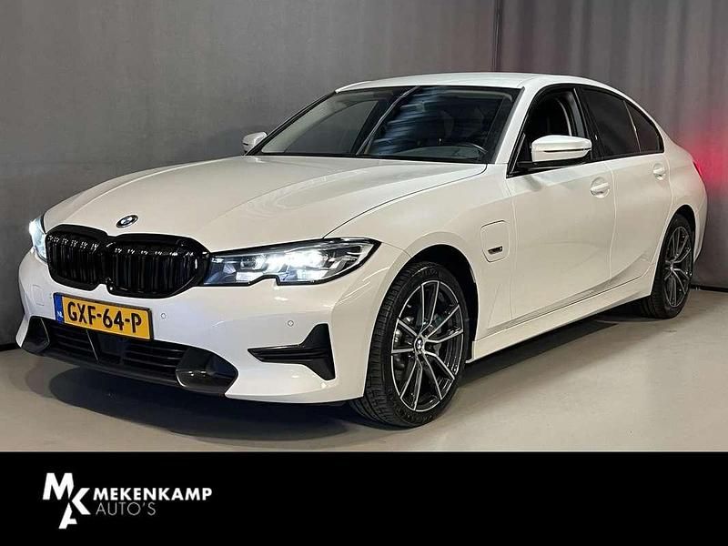 , metallic lak Gebruikt 2021 BMW 330e Sport Line Sedan | € 31.950 (Eerlijke prijs) - Afbeelding 1/4